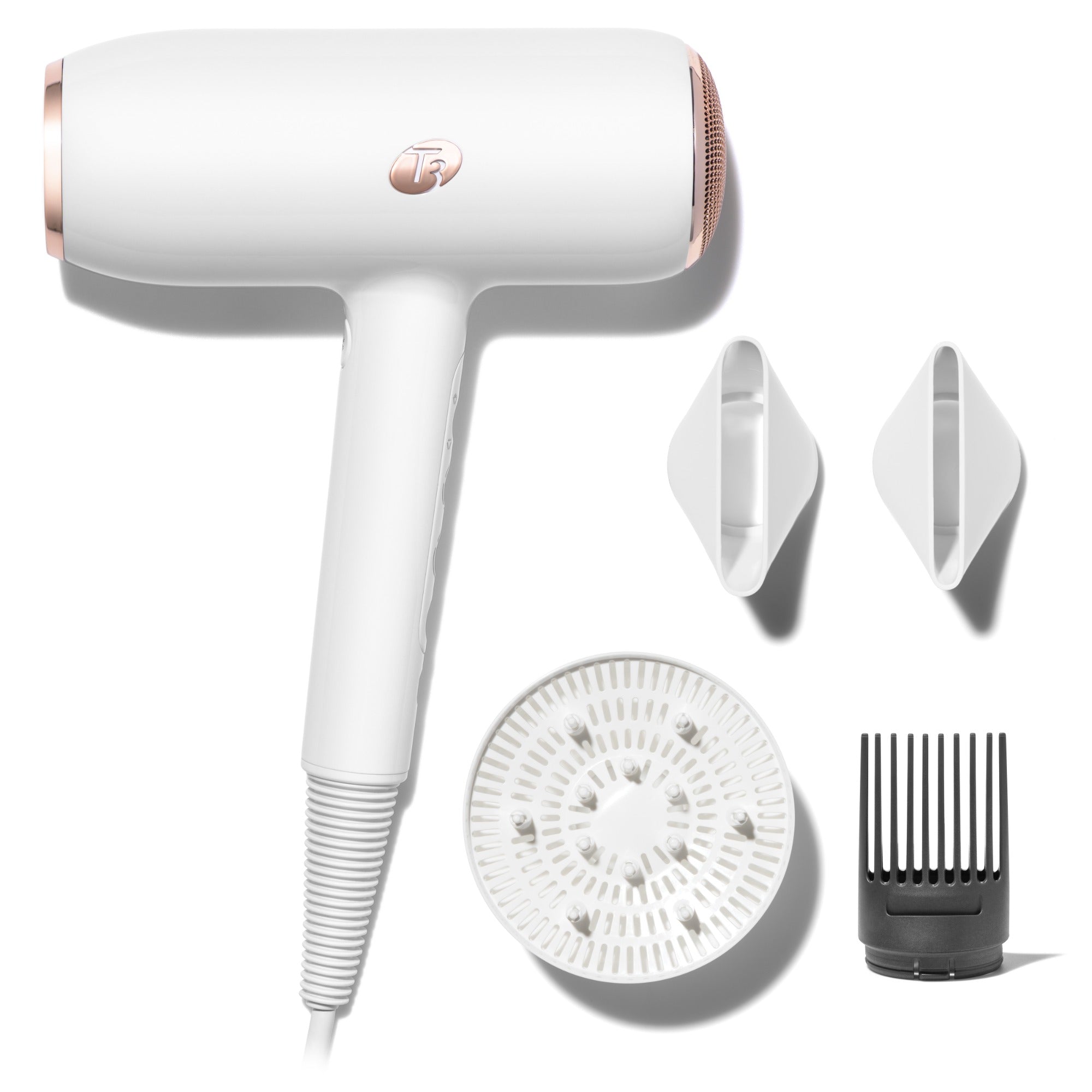 Séchoir T3 Featherweight StyleMax avec quatre accessoires, dont deux concentrateurs, un diffuseur et un peigne lissant.